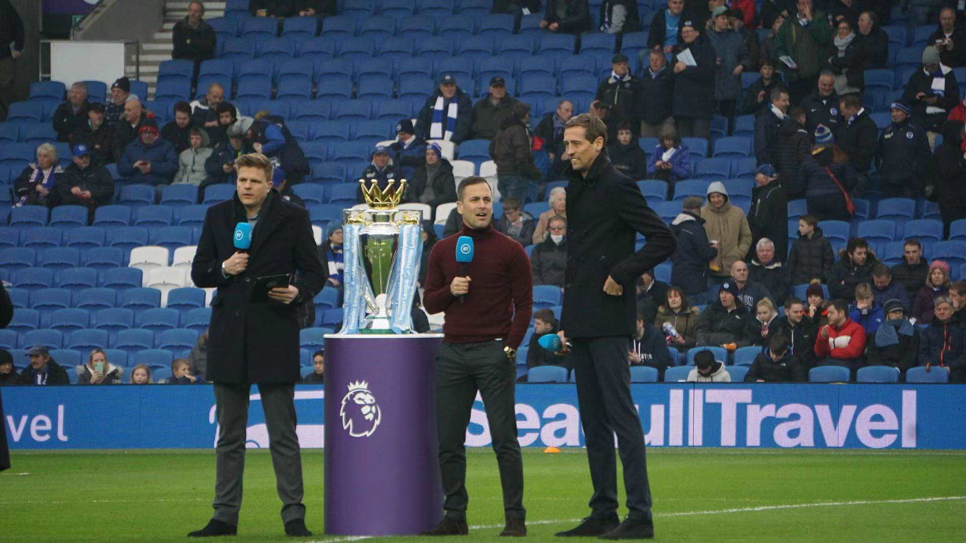 他再次书写 他再次书写